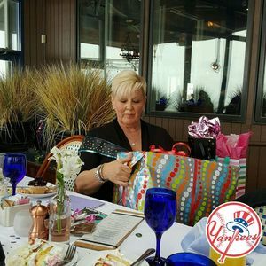 Meet your Posher, Deborahe